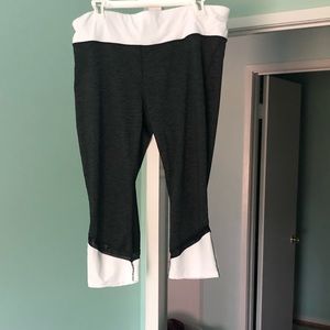 Exercise capri leggings.